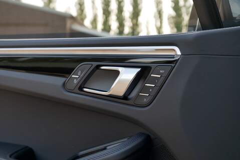 Porsche Macan T T - Large 34