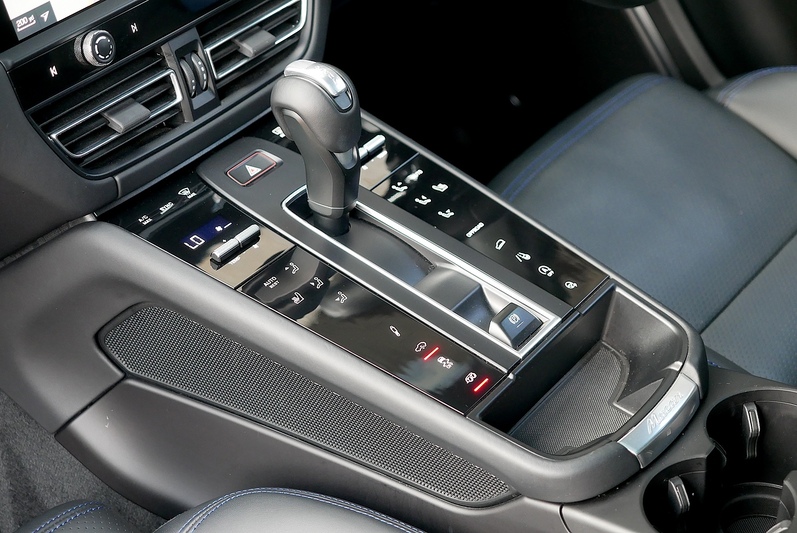 Porsche Macan T T - Large 38
