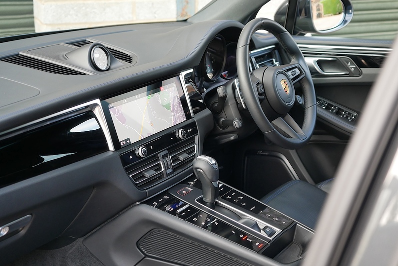 Porsche Macan T T - Large 32