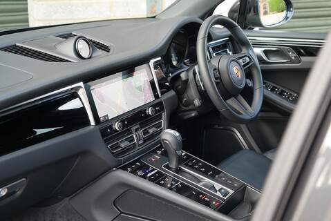 Porsche Macan T T - Large 32