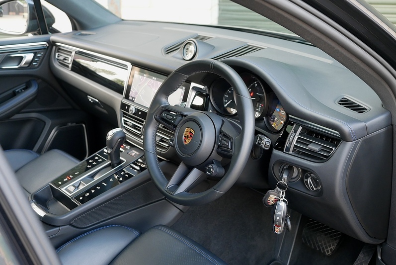 Porsche Macan T T - Large 33