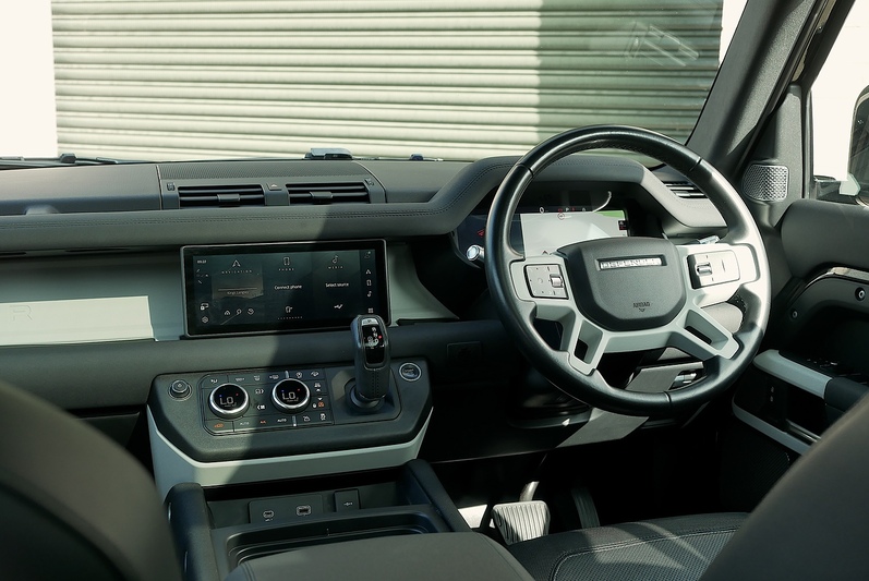 Land Rover Defender 110 D250 MHEV X-Dynamic SE - Large 5