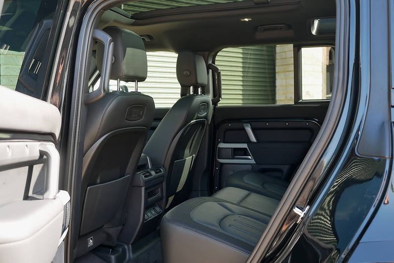 Land Rover Defender 110 D250 MHEV X-Dynamic SE - Large 4