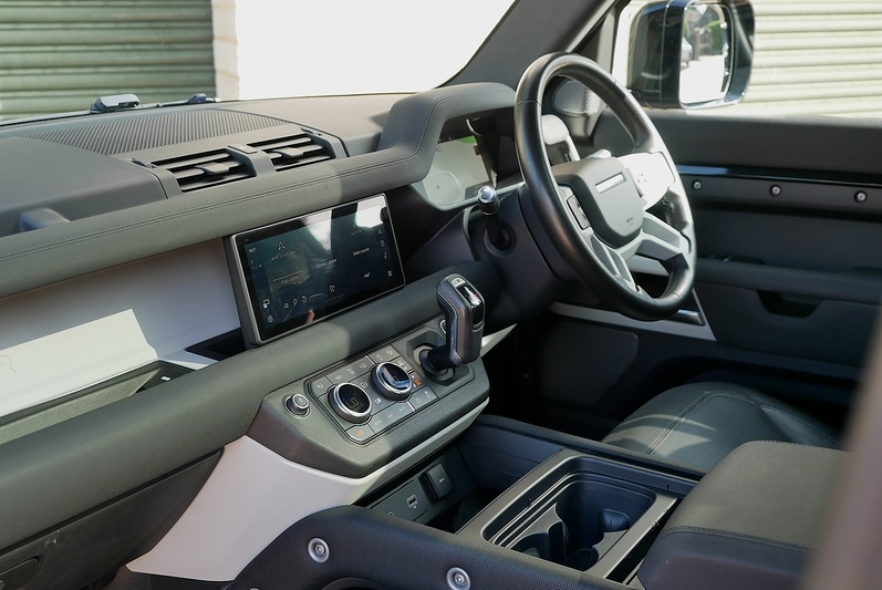 Land Rover Defender 110 D250 MHEV X-Dynamic SE - Large 11