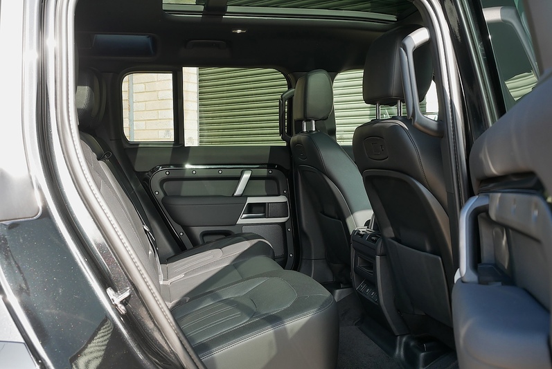 Land Rover Defender 110 D250 MHEV X-Dynamic SE - Large 12