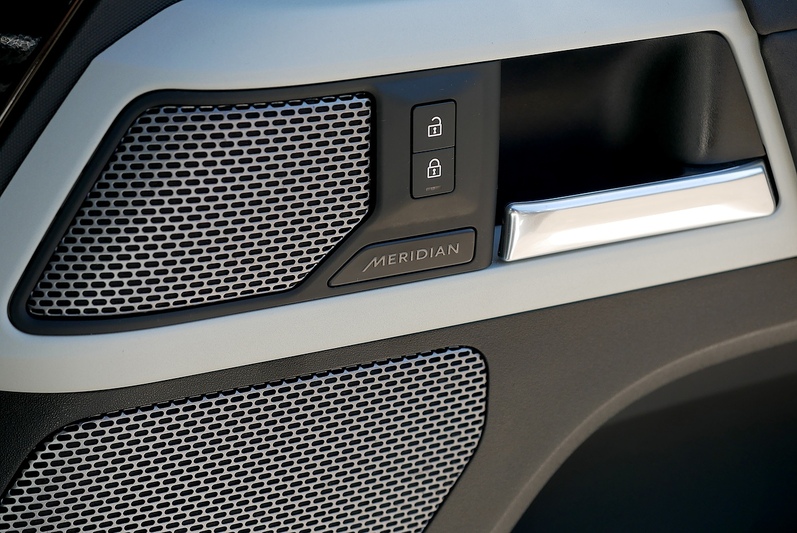 Land Rover Defender 110 D250 MHEV X-Dynamic SE - Large 15