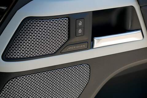 Land Rover Defender 110 D250 MHEV X-Dynamic SE - Large 15