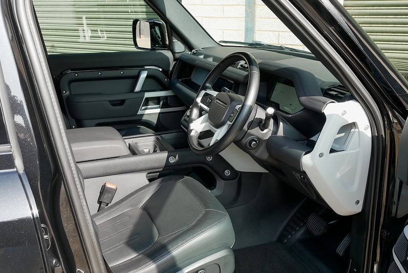 Land Rover Defender 110 D250 MHEV X-Dynamic SE - Large 10