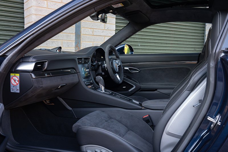 Porsche 911 T 991 Carrera 4 GTS - Large 3