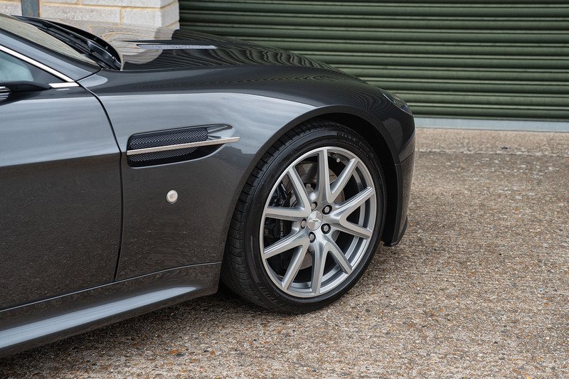 Aston Martin Vantage V8 - Large 54