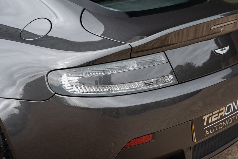 Aston Martin Vantage V8 - Large 24
