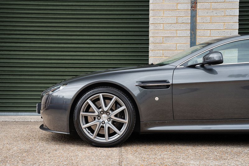 Aston Martin Vantage V8 - Large 49