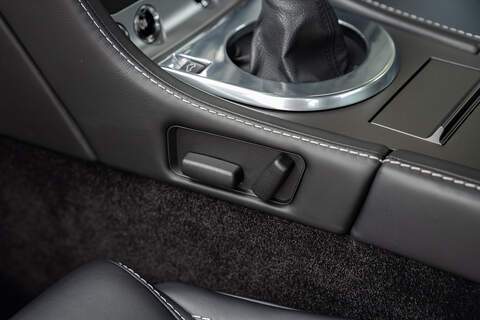 Aston Martin Vantage V8 - Large 34