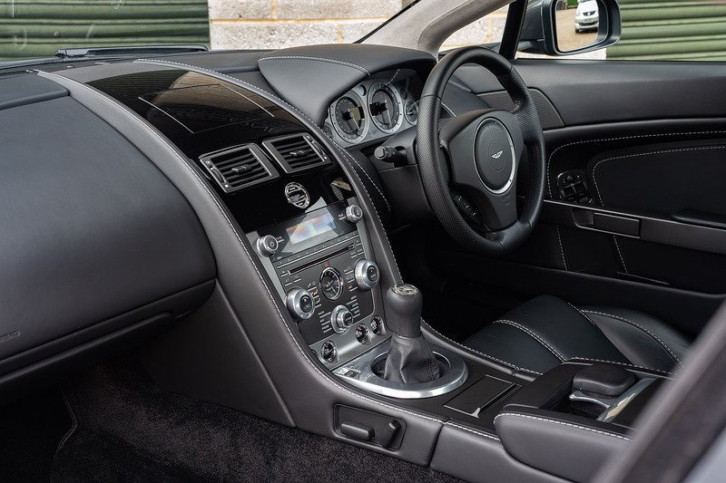 Aston Martin Vantage V8 - Large 4