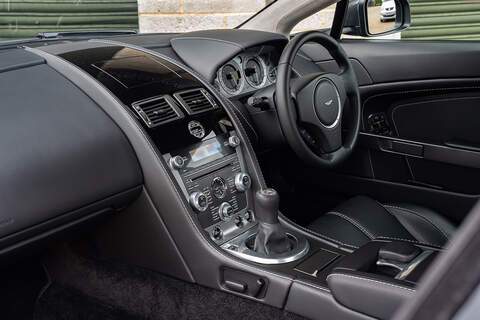 Aston Martin Vantage V8 - Large 4