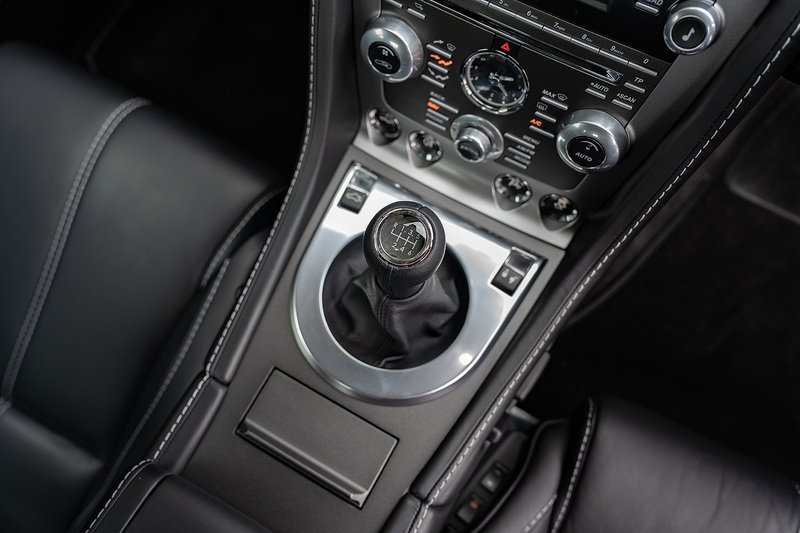 Aston Martin Vantage V8 - Large 31