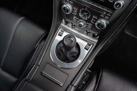 Aston Martin Vantage V8 - Large 31