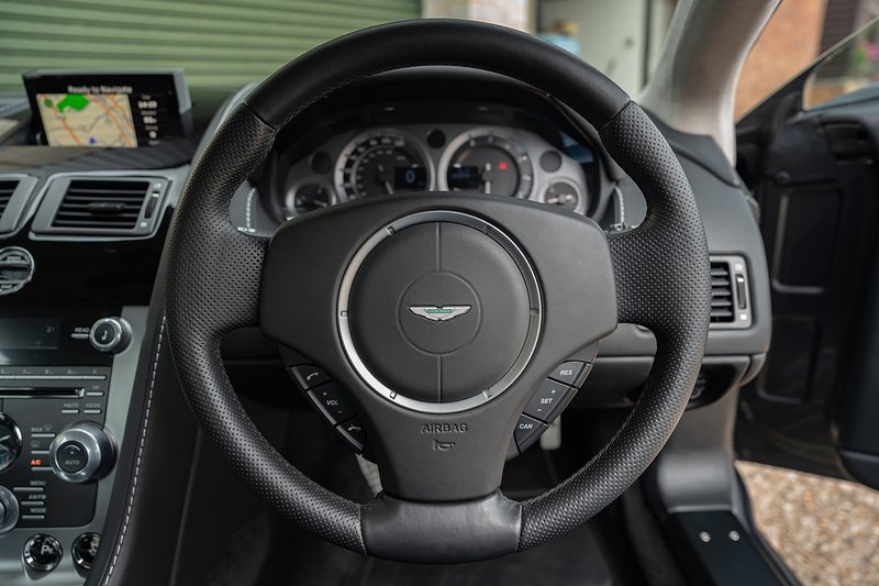 Aston Martin Vantage V8 - Large 11