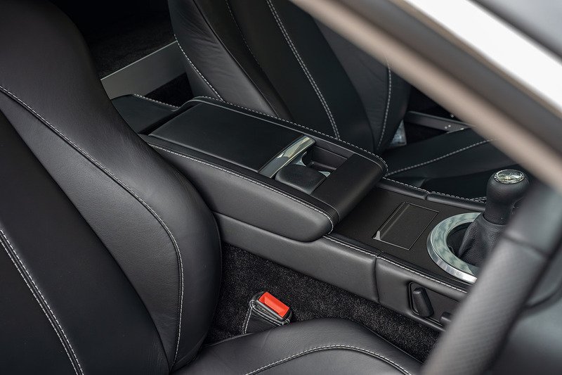Aston Martin Vantage V8 - Large 14