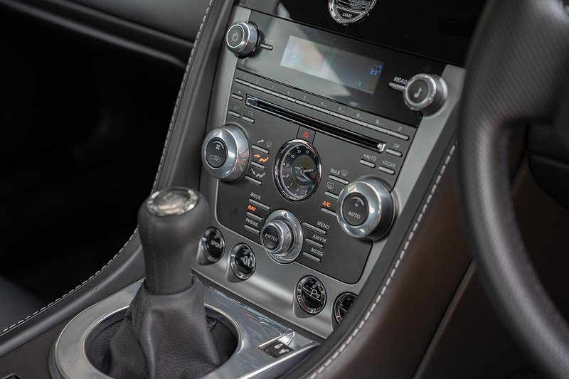 Aston Martin Vantage V8 - Large 43