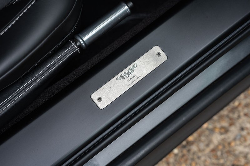 Aston Martin Vantage V8 - Large 36