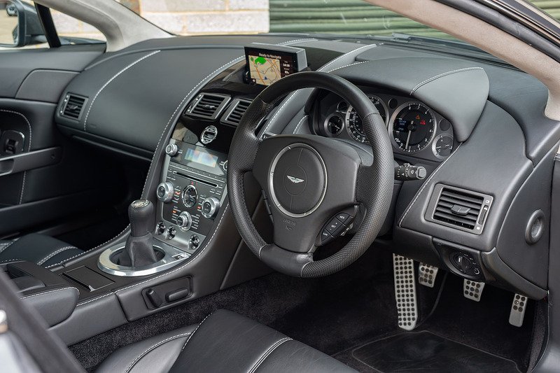 Aston Martin Vantage V8 - Large 30