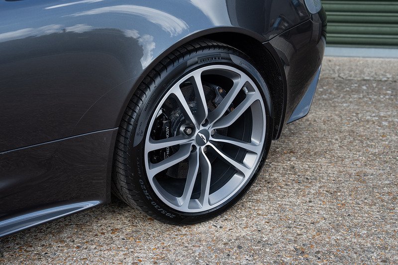 Aston Martin DBS - Large 28