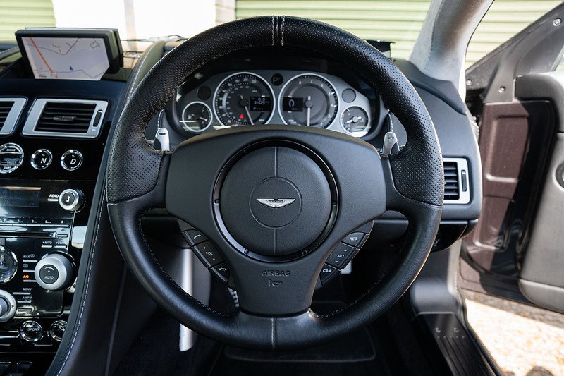 Aston Martin DBS - Large 12