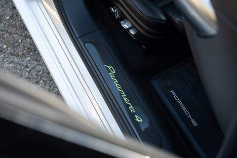 Porsche Panamera V6 E-Hybrid 4 - Large 15