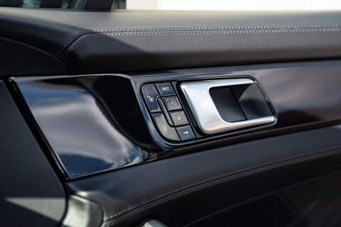Porsche Panamera V6 E-Hybrid 4 - Large 53