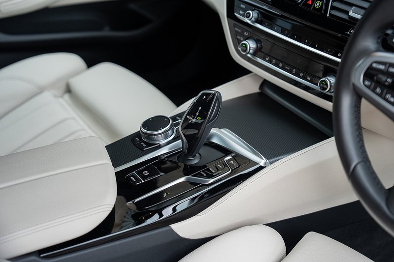 BMW 5 Series 530d MHT M Sport - Large 13