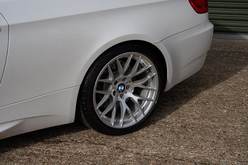 BMW M3 iV8 Competition - Large 25