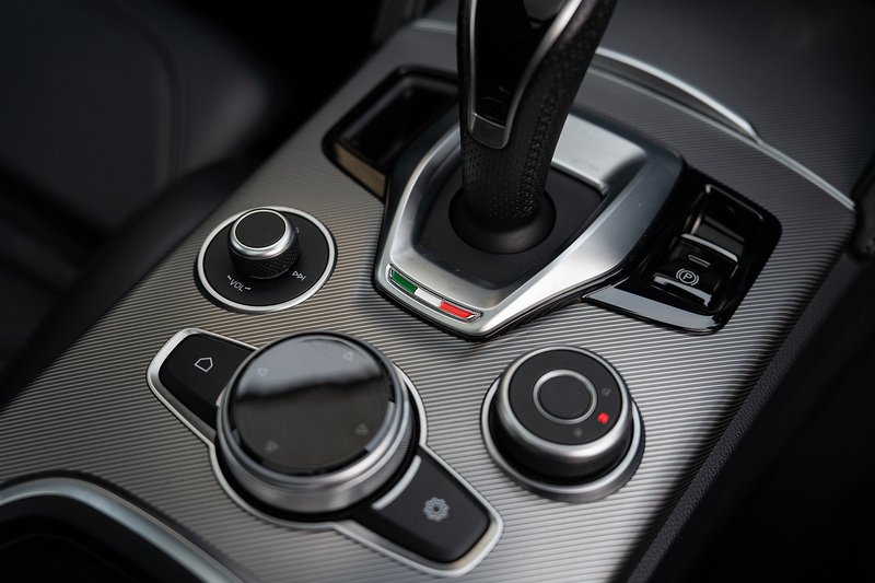 Alfa Romeo Stelvio T Veloce - Large 14