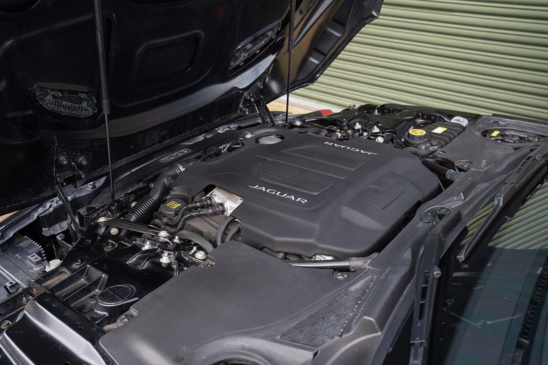 Jaguar F-Type V8 R - Large 43