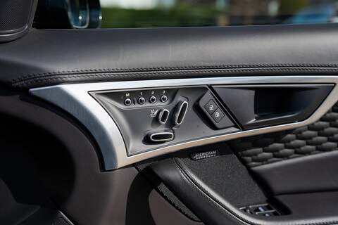 Jaguar F-Type V8 R - Large 30