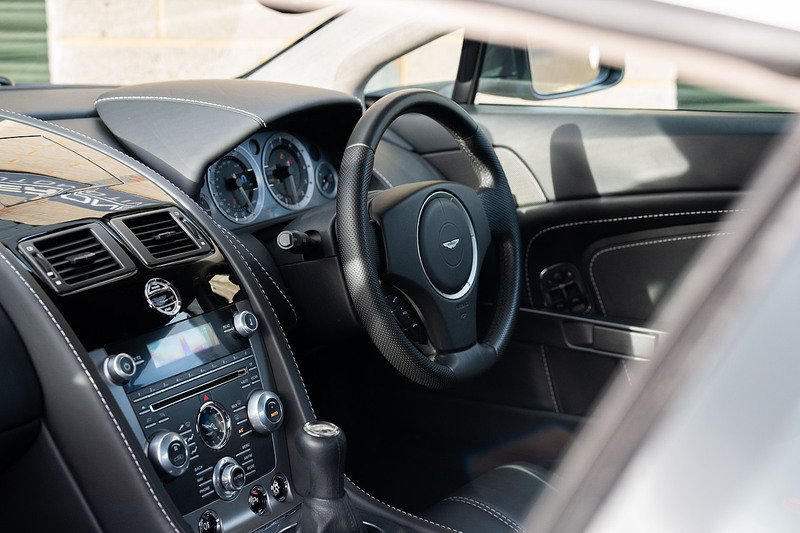 Aston Martin Vantage V8 - Large 30