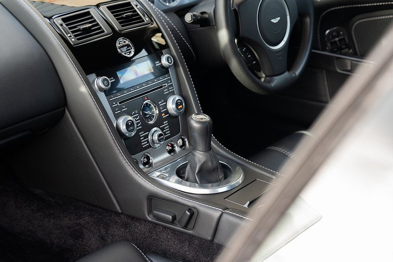 Aston Martin Vantage V8 - Large 25