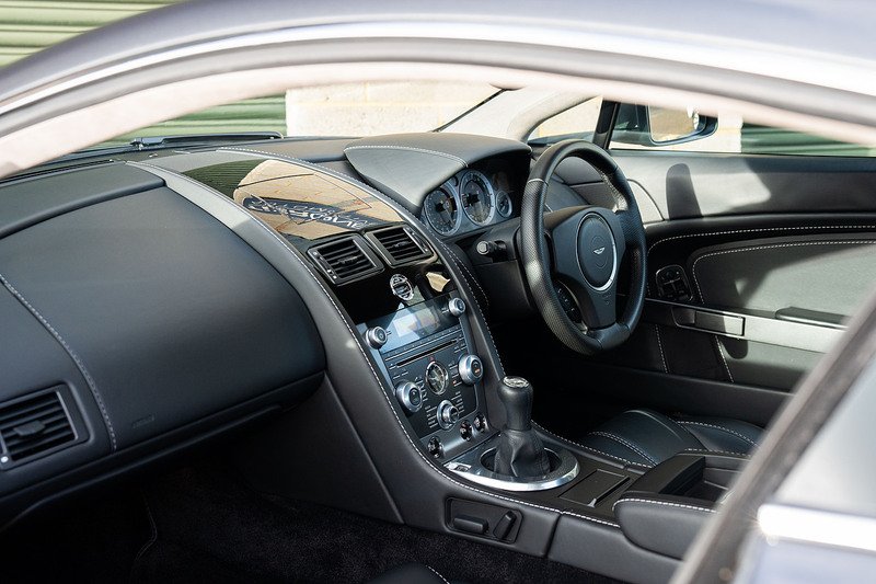 Aston Martin Vantage V8 - Large 4