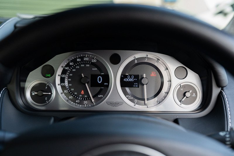 Aston Martin Vantage V8 - Large 14
