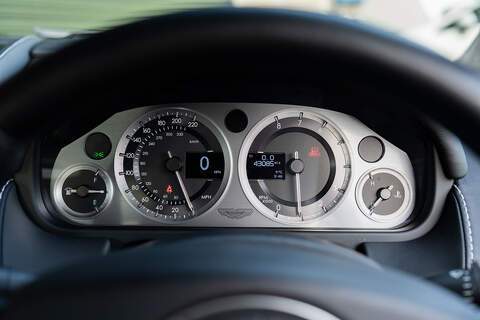 Aston Martin Vantage V8 - Large 14