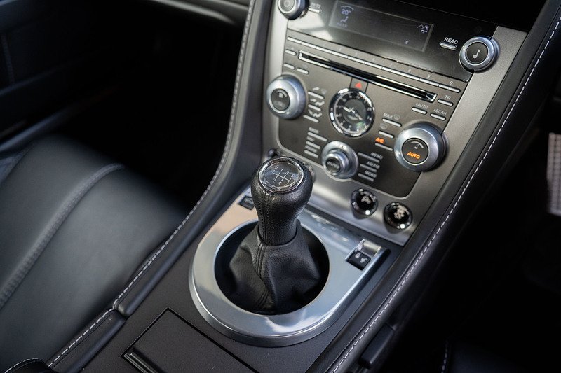 Aston Martin Vantage V8 - Large 23