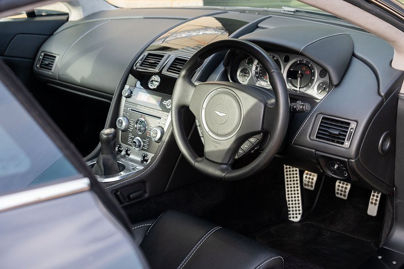 Aston Martin Vantage V8 - Large 31