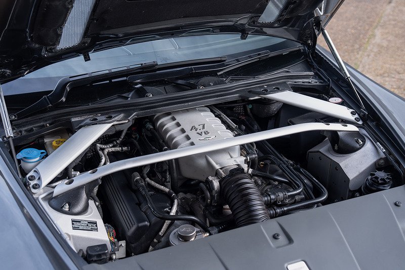 Aston Martin Vantage V8 - Large 41