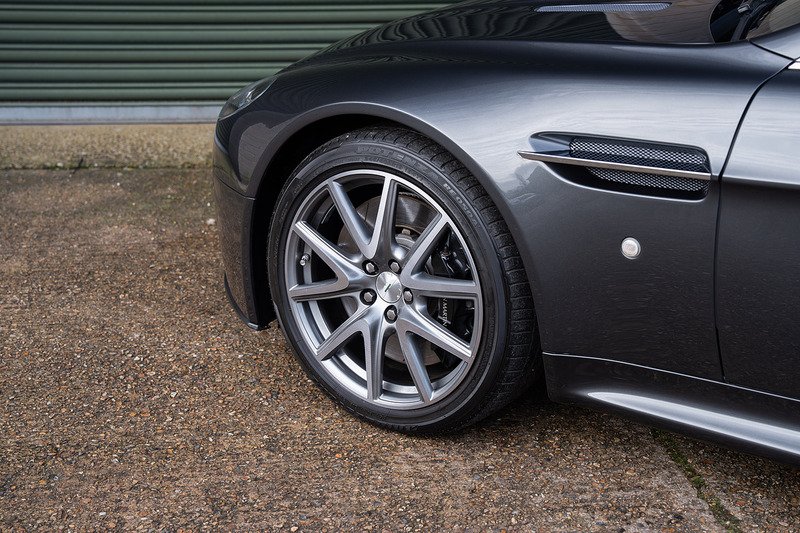 Aston Martin Vantage V8 - Large 37