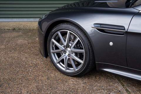 Aston Martin Vantage V8 - Large 37