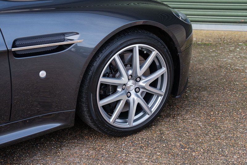 Aston Martin Vantage V8 - Large 40