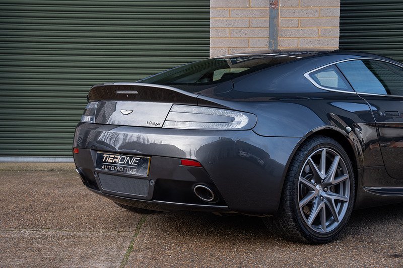 Aston Martin Vantage V8 - Large 38