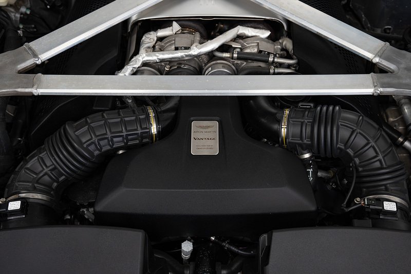 Aston Martin Vantage V8 - Large 51