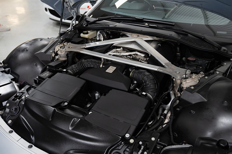 Aston Martin Vantage V8 - Large 50