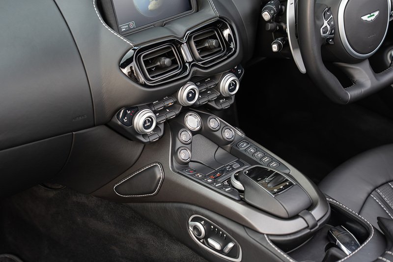 Aston Martin Vantage V8 - Large 38